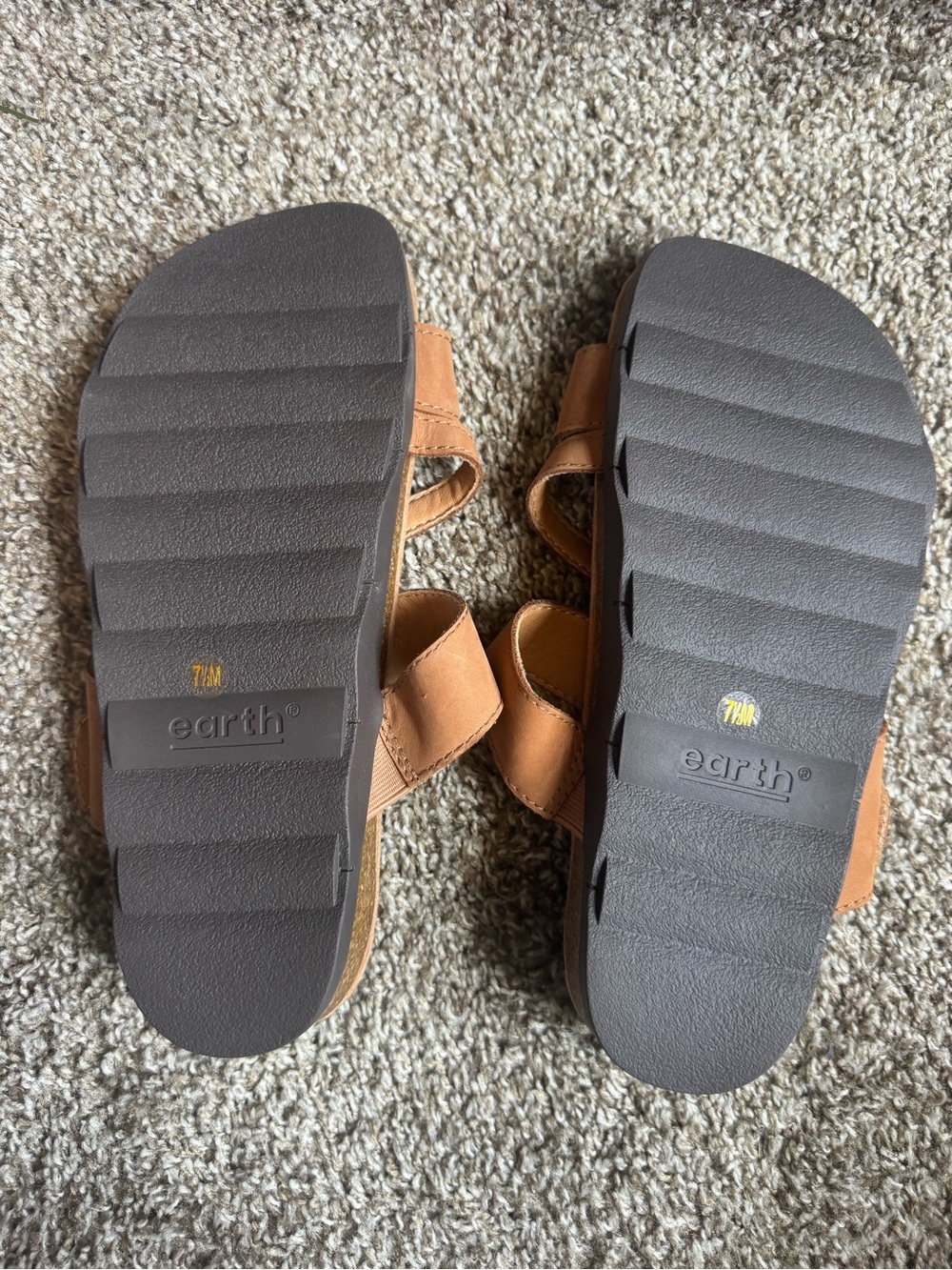 Earth leather strappy buckle sandals with soft footbed - Picture 4 of 8